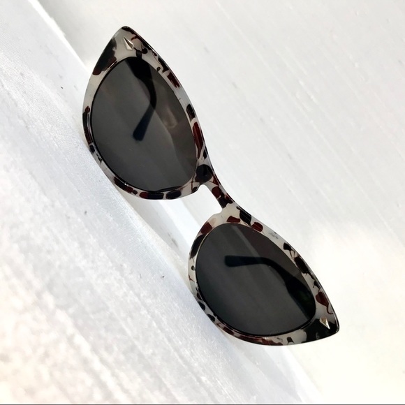 🕶Sophisticated Cat Eye Sunglasses 🕶 - Picture 6 of 6